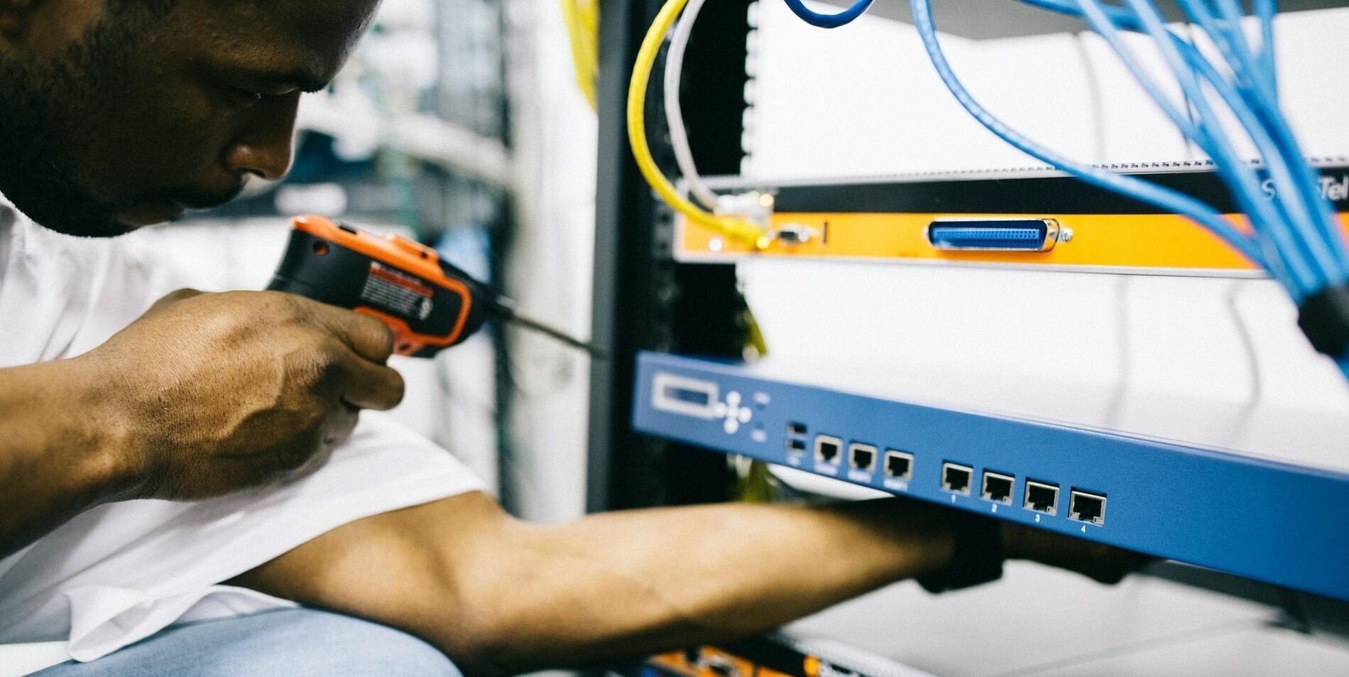 Social media services for electrician | Hire social media professionals